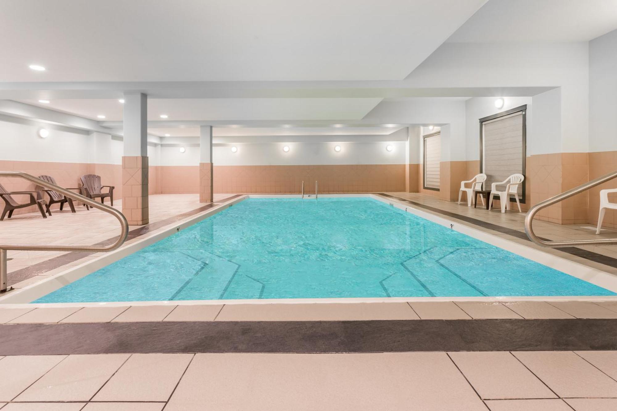 Ramada By Wyndham Hinton Hotell Exteriör bild